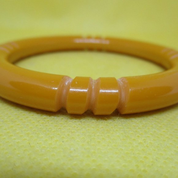 CARVED BUTTERSCOTCH BAKELITE Bangle Bracelet Never Worn Vtg. 1940s Thick Carved - Picture 9 of 10